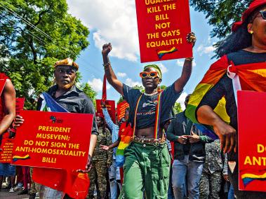 DeLovie Kwagala (c), activista ugandés, marcha en Sudáfrica contra el proyecto de ley de Uganda.