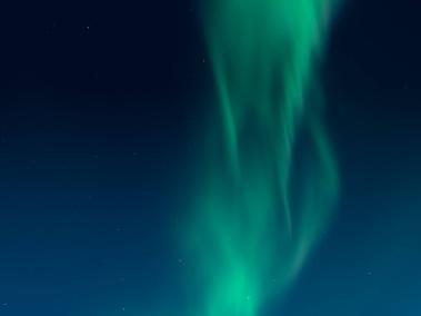 Una aurora boreal se produce por la colisión de partículas eléctricas solares y vientos solares.