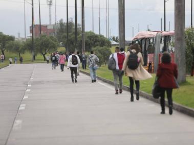 Varios usuarios de Transmilenio caminan por las vías debido a monumental trancón sin justa causa en la estación Banderas.