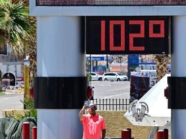 Termómetro mostrando 102 grados farenheit (38.8 °C) en Baker, California.