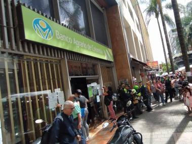 Filas en Medellín para reclamar subsidios