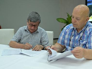 Pablo Beltrán, jefe de la delegación del Eln, y Otty Patiño, representante del Gobierno.