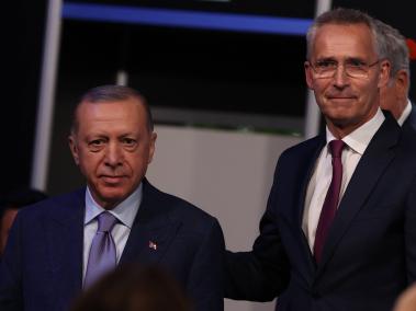 El secretario general de la OTAN, Jens Stolteneberg (d), y el El presidente turco, Recep Tayyip 
Erdogan, tras firmar este martes un acuerdo para desbloquear el veto turco al acceso de Finlandia y Suecia a la OTAN. EFE/Kiko Huesca