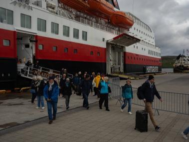NYT: Cruceros Hurtigruten dejan a viajeros en Kirkenes, Noruega, a 8 kilómetros de Rusia.