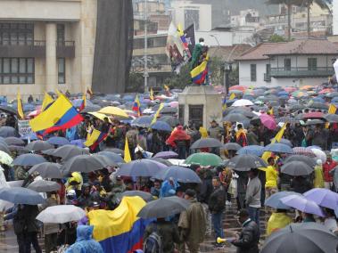 Los manifestantes se reúnen en la Plaza de Bolívar a pesar de la lluvia.