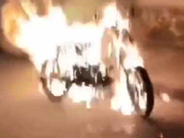 Momentos en que la moto era quemada.