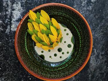 Los platos de Celele se distinguen por el colorido y las formas florales.
