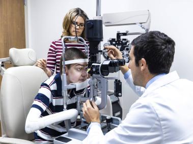 Expertos del Bascom Palmer Eye Institute de Miami (Florida) practicaron con éxito la primera terapia génica.