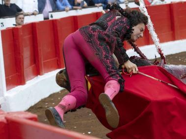 El torero Andrés Roca Rey es embestido por el toro este martes, durante el cuarto día de la Feria de Santiago de Santander.
