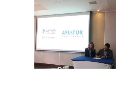 Freda Dueñas, vicepresidente comercial de Aviatur, y Camilo Prieto, gerente comercial de LATAM Airlines Colombia.