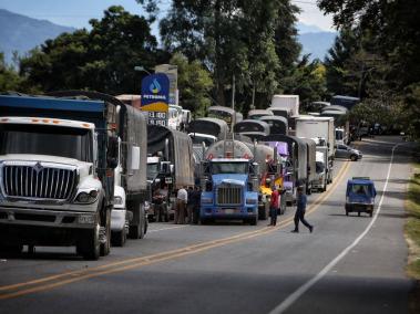 Filas de vehículos estacionados por bloqueo en carretera Panamericana