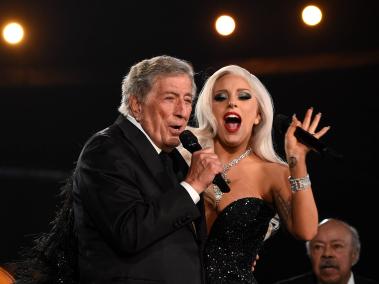 NYT: Tony Bennett y Lady Gaga actuando en los Premios Grammy en Los Ángeles en el 2015.