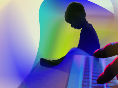 BBC Mundo: Ilustración compuesta del perfil de un niño en el fondo y la mano de un adulto sobre un teclado en primer plano
