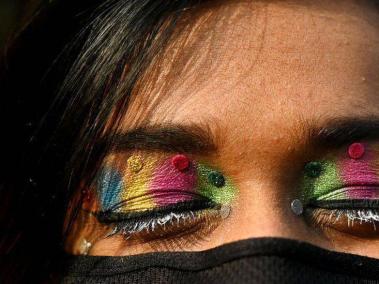 BBC Mundo: Una mujer con los ojos pintados con la bandera gay