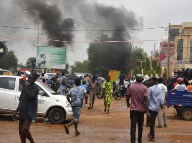 Los partidarios de las fuerzas de seguridad y defensa de Níger atacan la sede del Partido para la Democracia y el Socialismo.