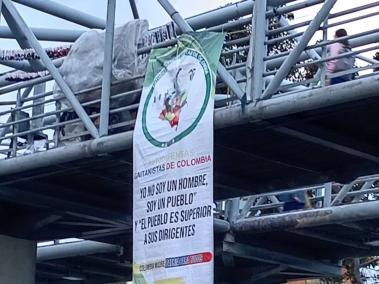 Pancarta de las Autodefensas Gaitanistas de Colombia (AGC) en Suba.