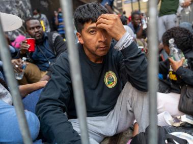 Migrantes esperan a conseguir un alojamiento en Nueva York.