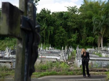 NYT: Missy Sims en un cementerio en Lares, Puerto Rico, que resultó dañado durante el huracán María en el 2017. Paredes de agua rompieron algunos de los ataúdes.