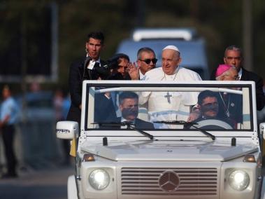 El papa Francisco a su llegada al santuario de Fátima.