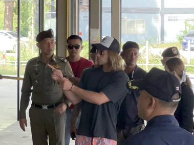 Daniel Sancho Bronchalo es escoltado por agentes de la policía tailandesa durante una recreación del crimen de Edwin Arrieta.
