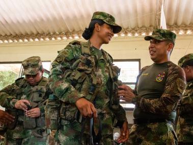 El Ejército Nacional de Colombia se preparó para recibir a 1.296 mujeres a comienzos de este año para que prestaran su servicio militar, el cual es voluntario a diferencia del obligatorio de los hombres en el país. De esas mujeres que entraron a las fuerzas, nueve de ellas se encuentran en Barranquilla, siendo algunas oriundas de otros territorios.