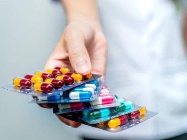 ¿Qué sucede si suspende el tratamiento de antibióticos antes del tiempo indicado?