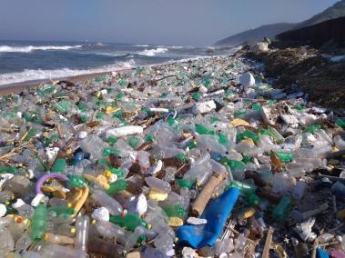 Aspecto de unas de las playas del departamento del Atlántico inundada por desechos plásticos.