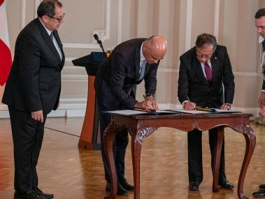 El convenio entre Colombia y Suiza tendrá una duración de quince 15 años, que se podrá prorrogar por mutuo acuerdo entre las partes.