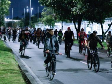 Desde la tarde, los ciclistas se comenzaron a movilizar en los puntos habilitados. “Con gran afluencia de ciclistas y familias han disfrutado de la ciclovía nocturna”, señaló Tránsito Bogotá en redes sociales.