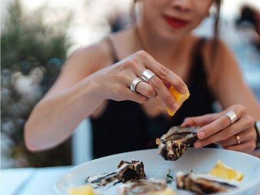 Hay que tener cuidado al consumir ostras crudas.