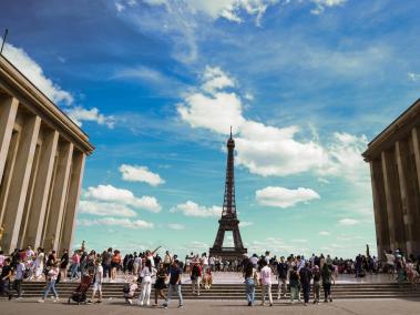 La emblemática Torre Eiffel de París regresó a la normalidad tras haber sido evacuada hoy.
