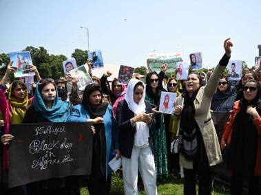 Mujeres protestan en contra de los talibanes en Pakistán