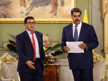 Embajador de Colombia en Venezuela junto a Nicolás Maduro.