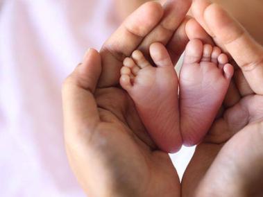 BBC Mundo: Los pies de un bebé en las manos de un adulto