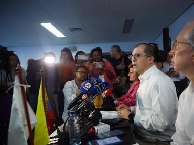 El fiscal general Francisco Barbosa (izq.) y el fiscal Gabriel Jaimes anunciaron la nueva imputación desde Cartagena.