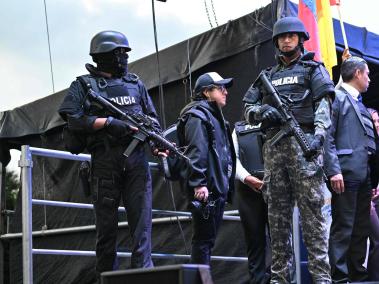 Policía custodia cierre de campaña del periodista y candidato presidencial por el partido Construye, Christian Zurita.