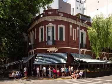 La fachada de Don Julio, un destino culinario de Buenos Aires.