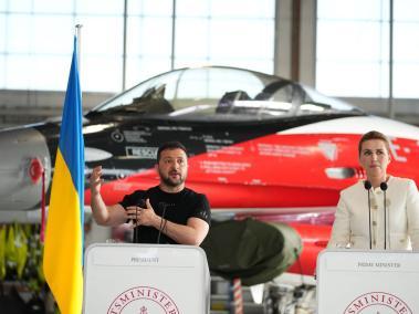 El presidente ucraniano, Volodímir Zelenski, y la primera ministra danesa, Mette Frederiksen, en un caza F-16.