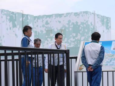 El primer ministro japonés, Fumio Kishida (2-R), escucha la explicación de la instalación para liberar al mar el agua radioactiva.
