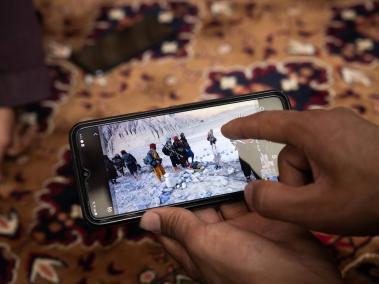 NYT: Mohammad Osman Faryadi muestra un video de su hijo, Mohammad Khalid Tahir, con un grupo de talibanes.