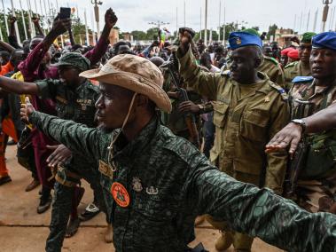 NYT: Miembros de la junta que tomó el poder en Níger son recibidos por simpatizantes en un estadio en Niamey este mes.