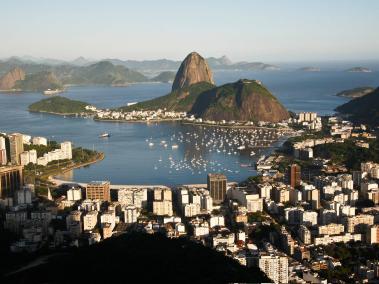 El Pan de Azúcar Pão de Açúcar), un morro de 400 metros a la orilla del mar, es el que ofrece la vista más impactante de la ciudad.