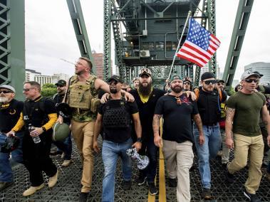 NYT: Enrique Tarrio, ex líder de los Proud Boys  con otros manifestantes de derecha en Oregon en el 2019.