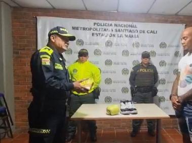 El general José Daniel Gualdrón, comandante de la Policía Metropolitana de Cali hace la entrega de los elementos hurtados a Óscar Rivas.