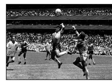 Fotos Eduardo Longoni- La mano de Dios. ‘La mano de Dios’, el famoso gol que anotó con la mano Diego Maradona en el partido entre Argentina e Inglaterra por los cuartos de final México 86, fue capturado por Eduardo Longoni en el estadio Azteca.