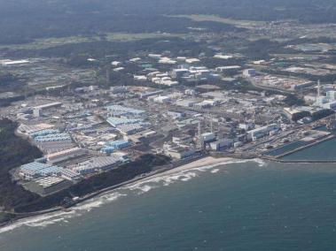 En la imagen se puede apreciar los tanques (de color azul) donde está almacenando el agua residual que produce la planta de Fukushima.