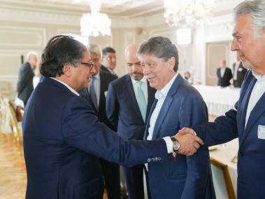 El presidente Gustavo Petro saluda a empresarios del país en Casa de Nariño.