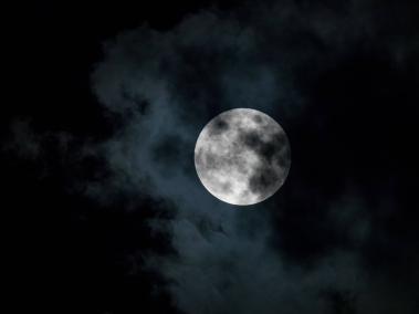 Fotografía que muestra la superluna en Caracas.