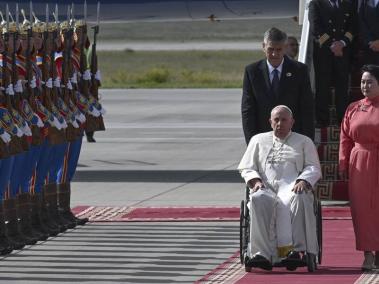 El papa Francisco (2d, abajo) fue registrado este viernes, 1 de septiembre, a su llegada al aeropuerto internacional de Chinggis Khaan, en Ulaanbataar (Mongolia).