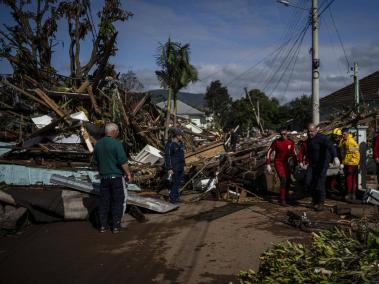 Bomberos retiran el cuerpo de una persona fallecida tras el paso de un ciclón extratropical, hoy, en Roca Sales, municipio de Rio Grande do Sul (Brasil).